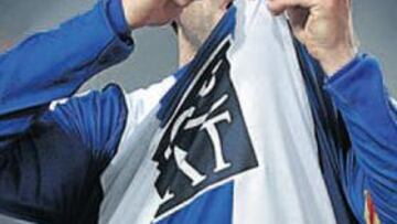 <b>REFERENTE. </b>Tamudo besa el escudo tras un gol; gracias a él el Espanyol traspasa fronteras.