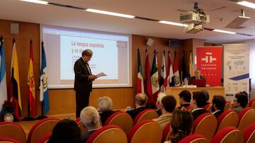 Javier Galv&aacute;n, director del Instituto Cervantes de Rabat, presenta a Alfredo Rela&ntilde;o.