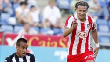 <b>LUCHA. </b>Forlán jugó toda la segunda mitad del encuentro. En la foto, se zafa de Pereira, que intentaba robarle la pelota al rojiblanco.