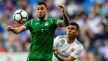 Casemiro defiende a Guerrero en el Santiago Bernab&eacute;u.