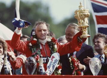 Niki Lauda volvió a proclamarse campeón del mundo en 1977 con Ferrari y también en 1984 con McLaren. Se retiró en 1985 pero permaneció vinculado a la Fórmula 1 como jefe de equipo de Jaguar. Regresó con Mercedes, siendo director no ejecutivo de la escudería, y fue el artífice del fichaje de Lewis Hamilton, el gran campeón reciente. El austriaco murió el 20 de mayo de 2019 después de sufrir problemas respiratorios en los meses previos. En la imagen, Niki Lauda, en 1977.