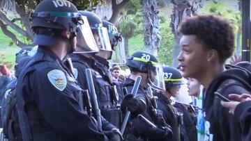Polic¨ªa antidisturbios contra un skater en San Francisco (California) durante el Dolores Hill Bomb 2023.