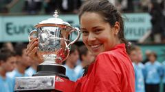 Serbia&#039;s Ana Ivanovic displays her trophy after defeating Russia&#039;s Dinara Safina in their women&#039;s final at the French Open tennis tournament at Roland Garros in Paris June 7, 2008.        REUTERS/Regis Duvignau (FRANCE)