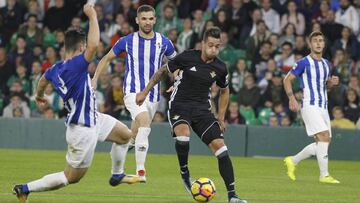 Sergio León, ante varios defensores.