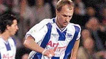 El hijo de Johan ha dejado el Alavés y se ha ofrecido al club.