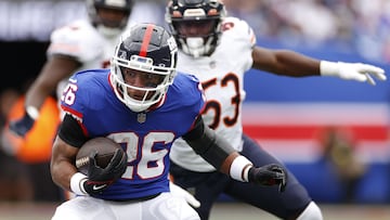 EAST RUTHERFORD, NEW JERSEY - OCTOBER 02: Saquon Barkley #26 of the New York Giants carries the ball in the first half of the game against the Chicago Bears at MetLife Stadium on October 02, 2022 in East Rutherford, New Jersey.   Sarah Stier/Getty Images/AFP