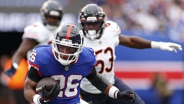 EAST RUTHERFORD, NEW JERSEY - OCTOBER 02: Saquon Barkley #26 of the New York Giants carries the ball in the first half of the game against the Chicago Bears at MetLife Stadium on October 02, 2022 in East Rutherford, New Jersey.   Sarah Stier/Getty Images/AFP