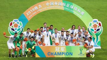Maxi posa junto a sus compa&ntilde;eros de selecci&oacute;n con el trofeo de la China Cup.