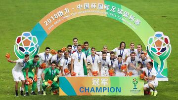 Maxi posa junto a sus compañeros de selección con el trofeo de la China Cup.