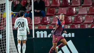 Stoichkov, delantero del Deportivo, festeja el tanto anotado contra el Albacete en el Carlos Belmonte.