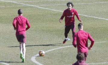 Simeone tiene dudas para el once inicial ante el Barcelona.