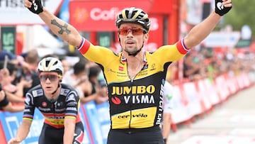 Primoz Roglic celebra su victoria en el Xorret de Catí, meta de la octava etapa de la Vuelta a España 2023, por delante de Remco Evenepoel.
