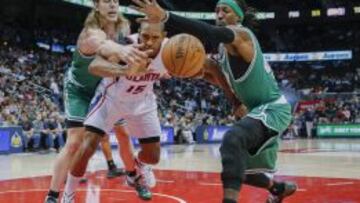 Gerald Wallace y Kelly Olynyk luchan por un bal&oacute;n con Al Horford.