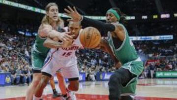 Gerald Wallace y Kelly Olynyk luchan por un bal&oacute;n con Al Horford.