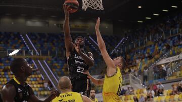 Elgin Cook se eleva por encima de Miquel Salvó en uno de los dos derbis canarios de la pretemporada.