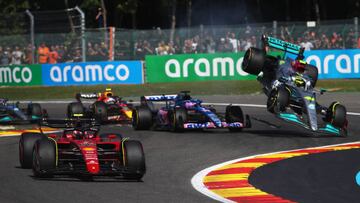 SPA, BELGIUM - AUGUST 28: Carlos Sainz of Spain driving (55) the Ferrari F1-75 leads the field as Fernando Alonso of Spain driving the (14) Alpine F1 A522 Renault and Lewis Hamilton of Great Britain driving the (44) Mercedes AMG Petronas F1 Team W13 crash during the F1 Grand Prix of Belgium at Circuit de Spa-Francorchamps on August 28, 2022 in Spa, Belgium. (Photo by Joe Portlock/Getty Images)