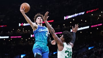 LaMelo Ball lanza ante Marcus Smart en el Boston Celtics-Charlotte Hornets.