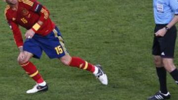 El jugador español Sergio Ramos recibe una tarjeta amarilla del árbitro turco Cuneyt Cakir durante la semifinal de la Eurocopa 2012, Portugal contra España, en Donetsk, Ucrania, hoy, miércoles, 27 de junio de 2012.