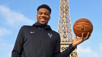 Giannis Antetokounmpo posa en la torre Effiel.