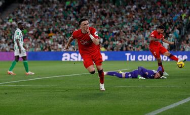 0-1. Balonazo a la espalda de la zaga verdiblaca que recoge Lukebakio, avanza, se interna en el área local, da un pase hacia atrás para la llegada en segunda línea de Rubén Vargas y define de un punterazo con la derecha, imparable para Adrián.