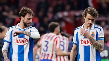 MADRID, 21/02/2026.- Los jugadores del Espanyol al finalizar el partido de la jornada 25 de LaLiga que Atlético de Madrid y RCD Espanyol disputaron este sábado en el Metropolitano. EFE/ Sergio Pérez