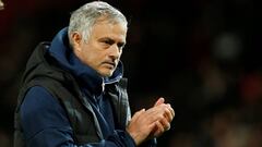 Mourinho aplaude a sus jugadores a pesar de caer eliminados ante el Derby County.