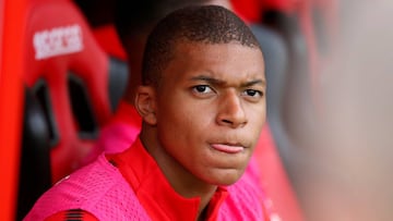 Mbapp&eacute;, pensativo en el banquillo del M&oacute;naco.