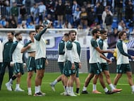 Los jugadores saludan a la afición.