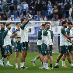 El Málaga regresa y La Rosaleda se llena de ilusión con 9.000 aficionados