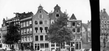 La casa de Ana Frank, ubicada en Amsterdam, permanece de pie, ahora como museo, para recordar la vida de la joven, quien fue víctima del Holocausto. Fue en ese edificio donde Ana Frank vivió, junto a siete personas, escondida durante poco más de dos años, antes de que las fuerzas nazis los llevaran a los campos de concentración. Es uno de los edificios más emblemáticos de Holanda y está abierto todos los días del año para que puedas visitarlo.