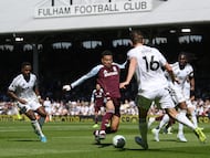 Soccer Football - Premier League - Fulham v Aston Villa - Craven Cottage, London, Britain - April 25, 2026 Aston Villa's Morgan Rogers in action with Fulham's Sander Berge, Ryan Sessegnon and Calvin Bassey REUTERS/Jaimi Joy EDITORIAL USE ONLY. NO USE WITH UNAUTHORIZED AUDIO, VIDEO, DATA, FIXTURE LISTS, CLUB/LEAGUE LOGOS OR 'LIVE' SERVICES. ONLINE IN-MATCH USE LIMITED TO 120 IMAGES, NO VIDEO EMULATION. NO USE IN BETTING, GAMES OR SINGLE CLUB/LEAGUE/PLAYER PUBLICATIONS. PLEASE CONTACT YOUR ACCOUNT REPRESENTATIVE FOR FURTHER DETAILS..