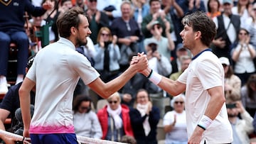Cameron Norrie y Daniil Medvedev se saludan tras su partido en Roland Garros.