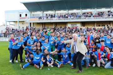 Ricardo Vicintin, celebrando el ascenso con la plantilla del Alverca.