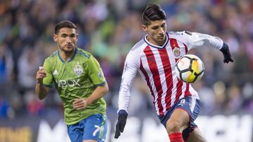 Alan Pulido en el duelo de ida de la Concachampions entre Chivas y Seattle Sounders.