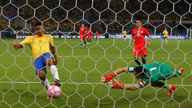 Gabriel Jesús anotó el segundo gol de Brasil sobre Chile.