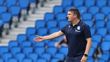 Jon Ansotegi da instrucciones a sus jugadores desde la banda.