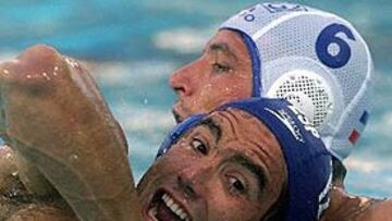 <b>ESPAÑA 5-SERBIA 7.</b> Ivan Pérez y Danilo Ikodinovic pelean por una posición durante el partido de cuartos de final de waterpolo.