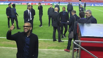 Dani Alves, junto al resto de integrantes de la Juventus sobre el c&eacute;sped del S&aacute;nchez-Pizju&aacute;n.  