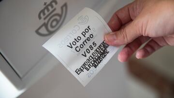Ticket de voto por correo en la oficina de Correos de la Avd. de la Constitución. A 19 de julio de 2023, en Sevilla (Andalucía, España). Comisiones Obreras (CCOO) ha calculado que, con datos de la mañana de el martes, unos 800.000 solicitantes del voto por correo faltan aún por depositar su sufragio de cara a las elecciones del 23J, cuyo plazo finaliza este jueves 20 de julio, según han informado a Europa Press fuentes del sindicato.
19 JULIO 2023
María José López / Europa Press
19/07/2023