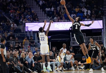 Quizás la foto más viral del jugador francés. 'Wemby' vuela para taponar un tiro de Andrew Wiggings, de los Warriors.