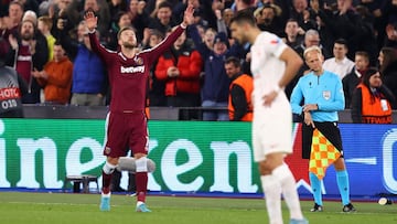 Yarmolenko celebra su gol ante un Rafa Mir cabizbajo.