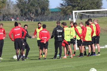 El Bayer Leverkusen entrena en el campo deportivo del Omni Resort. 