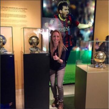 Alejandra Manríquez posando con los balones de su ídolo 