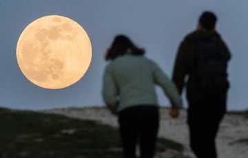 Entre este 7 y 8 de abril tiene lugar la Superluna rosa de abril. Es un fenómeno que hace que este satélite se vea un 14% más grande y un 29,2% más brillante. Esto ocurre  porque coincide con el momento de máximo acercamiento del satélite a la Tierra.
