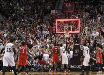 El 'momento'. El marcador se pone a 0 mientras el balón vuela hacia canasta.