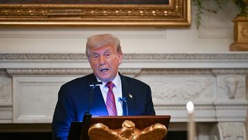 U.S. President Donald Trump speaks at a dinner with Republican Senators, in the State Dining Room at the White House in Washington, D.C., U.S., July 18, 2025. REUTERS/Annabelle Gordon