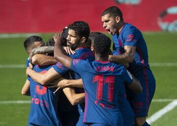 Celta de Vigo 0-1 Atlético de Madrid | Gran jugada del conjunto rojiblanco en la que Manu recibe el balón dentro del área, pone este atrás y Suárez completamente solo bate a placer al portero.