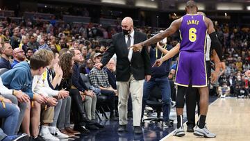 LeBron James explotó después de que una pareja de aficionados de los Indiana Pacers lo insultara en el duelo ante los Lakers. Ambos terminaron expulsados del encuentro.