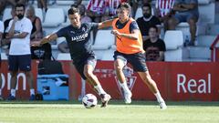 26-07-2023. GIJÓN. PRIMER ENTRENAMIENTO DEL SPORTING EN MAREO TRAS LA GIRA POR MÉXICO. EN LA FOTO, EL CANTERANO ALEJANDRO LOZANO CONDUCE EL BALÓN ANTE DIEGO SÁNCHEZ.