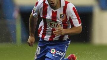 <b>LISTO. </b>Agüero corre con el balón en el Vicente Calderón.